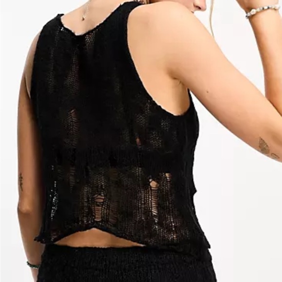 • laddered open hole knit tank top in black - Picture 2 of 3